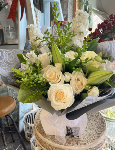 Crisp Christmas - Beautiful Easy-care arrangement