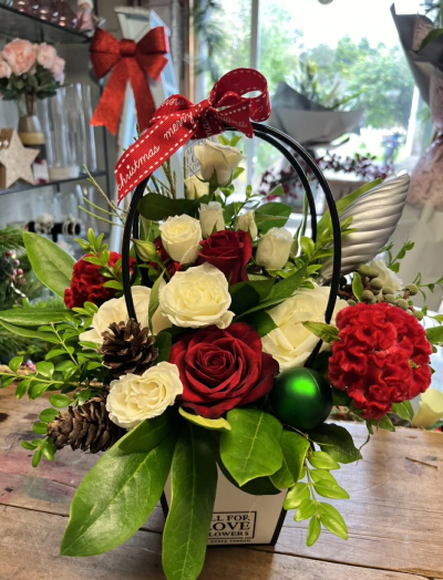 Festive Tote - An easy-care tote full of Christmas flowers